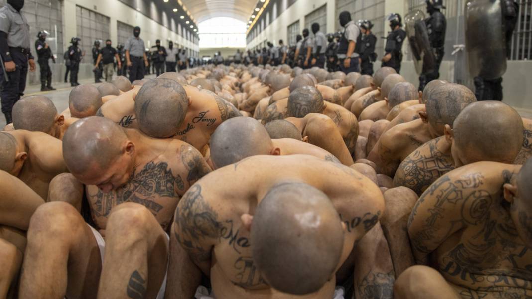 El Salvador’da mahkumların görüntüleri gündem oldu: Mega hapishaneye tartışmalı nakil 2